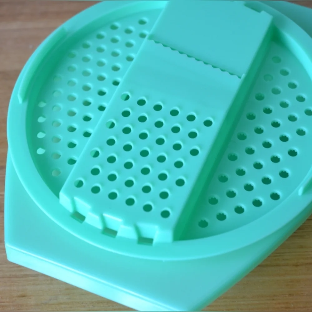 Vintage 70s Rubbermaid Green Plastic Cheeses Grater And Slicer With Bowl.
